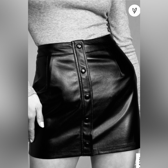 Lulu’s Olive Green vegan leather skirt Size L NWOT - Picture 5 of 13